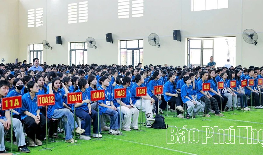 Tư vấn, hướng nghiệp “Tuổi trẻ Đất Tổ - Khát vọng vươn ra biển lớn”